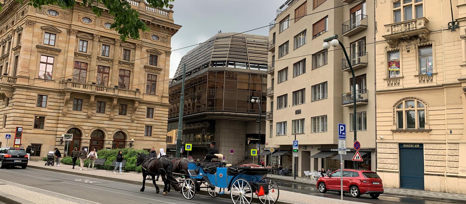 Prodejna se nachz na Masarykov nbe pmo naproti tramvajov zastvky Nrodn divadlo